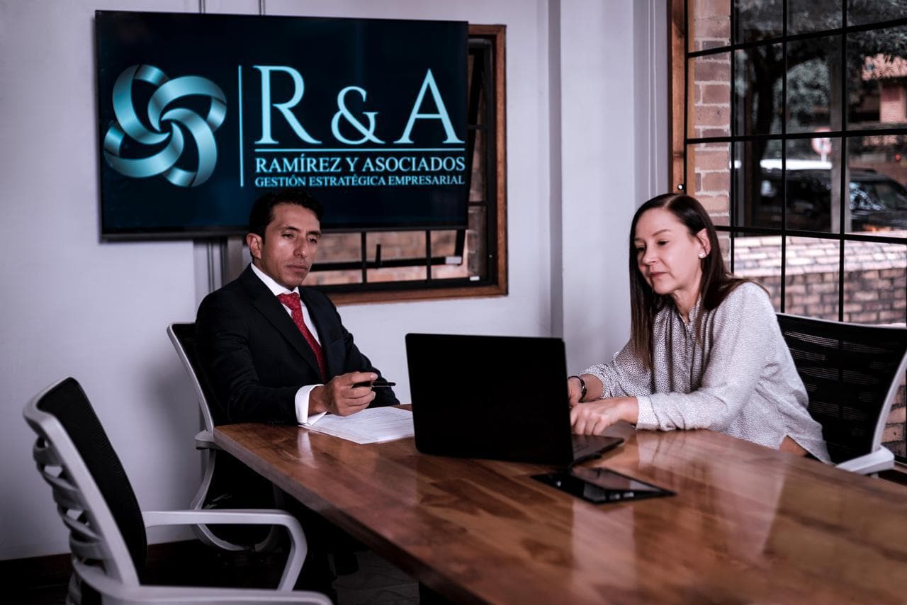 Equipo de Ramírez & Asociados en reunión de trabajo para evaluar una decisión empresarial